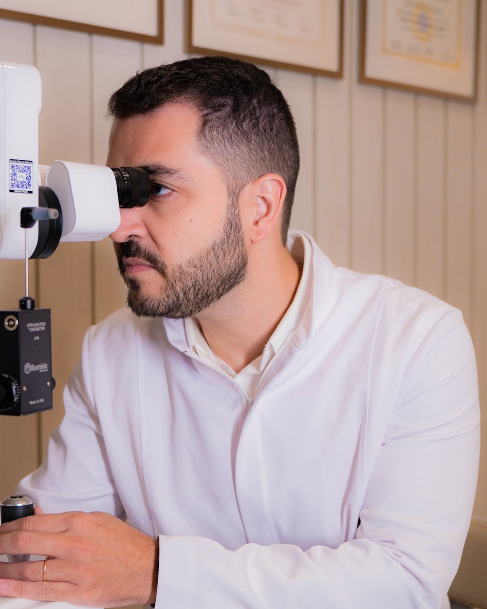 Dr. Vinicius Zangarini realizando exame oftalmológico com lâmpada de fenda