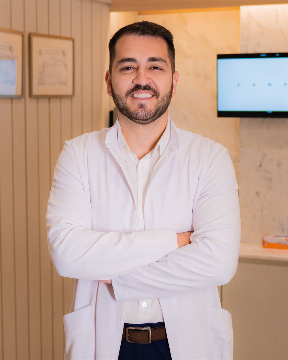 Dr. Vinicius Zangarini, médico oftalmologista, no consultório em Sinop-MT